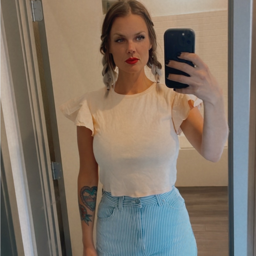 MEET YOUR POSHER! hi!! Im Lauren and I absolutely LOVE OFFERS & ship QUICK!